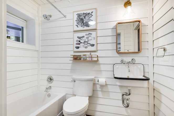 035_Guest Apt Bathroom